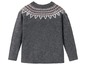 Grauer Pullover mit skandinavischem Muster.