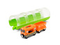 Ein grüner Tunnel für einen orangefarbenen BRIO-Zug mit einem Güterwagen.