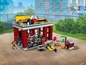 LEGO City Garage mit Autos und Figuren.