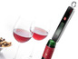 Ein digitales Weinthermometer von Westmark wird in eine Weinflasche gesteckt, neben zwei Gläsern Rotwein.