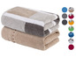 Zwei Handtücher, eines mit grauen und beigefarbenen Blöcken und eines unifarben beige