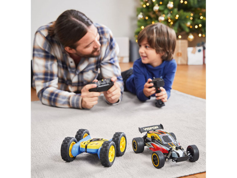 Zwei Männer spielen mit einem ferngesteuerten Vispon-Rennwagen.