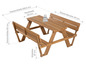 Ein Holz-Picknicktisch mit zwei Bänken.