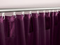 Lilafarbene Vorhänge mit Samteinsätzen, an einer Stange aufgehängt.