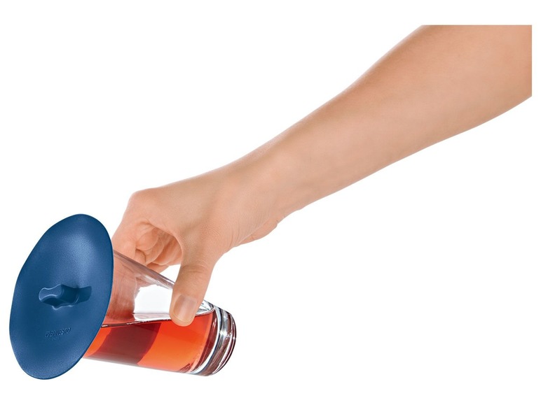 Ein blauer Silikondeckel von Bernadotte für ein Glas