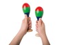 Zwei bunte Maracas in Händen.