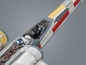 Nahaufnahme eines Star Wars X-Wing-Modells mit R2-D2 im Cockpit.