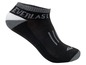 Schwarze Everlast Socken mit grauen Details.