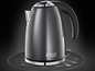 Ein silberner Wasserkocher von Russell Hobbs.