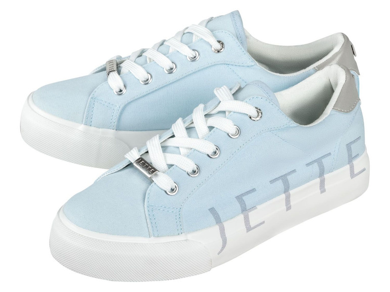 Hellblaue Jette Sneaker mit weißen Schnürsenkeln.