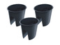 Drei schwarze Blumentöpfe im Rattan-Look.