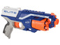 Ein blauer NERF Elite Disruptor Blaster mit orangenen Pfeilen