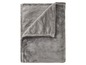 Eine gefaltete graue Fleece-Decke