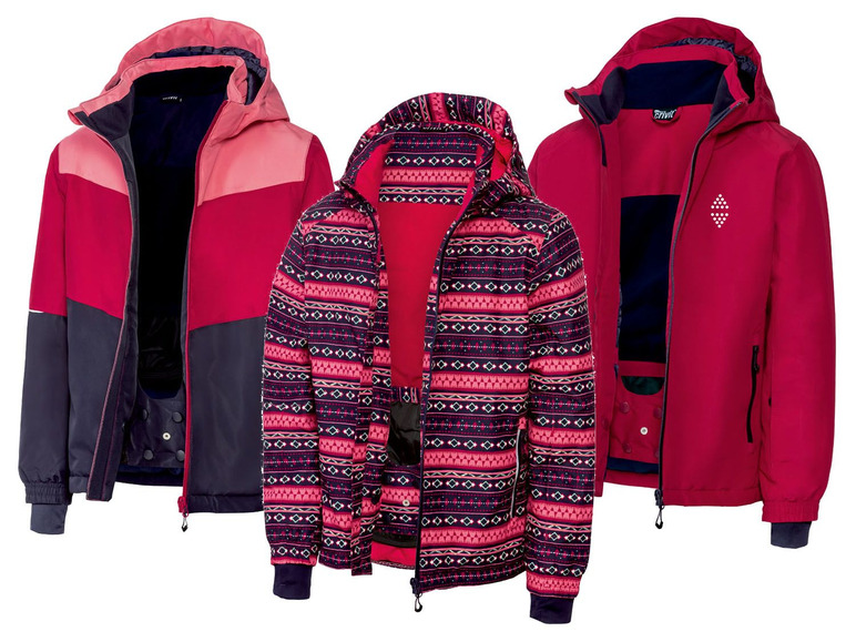 Drei Skijacken in Rot, Rosa und Dunkelblau mit geometrischem Muster.