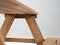 Holz-Picknicktisch mit Tischplatte und Sitzbänken.