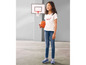 Ein Mädchen mit einem Basketball, einem weißen T-Shirt und blauen Jeans.