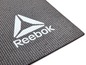 Eine schwarze Yogamatte mit Reebok-Logo.