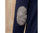 Ein dunkelblauer Pullover mit Leder-Ellenbogenpatches.