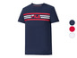Blaues T-Shirt mit Fila-Logo und roten Streifen.
