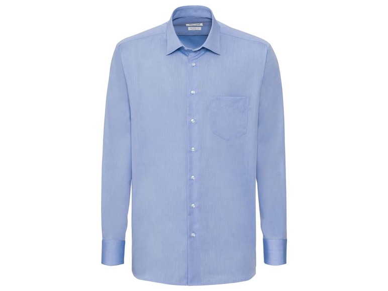 Ein hellblaues Hemd mit langen Ärmeln.