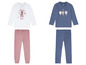 Zwei Sets Kinderkleidung mit langen Ärmeln, eines mit Ballerina-Print und eines mit Katzen-Print.