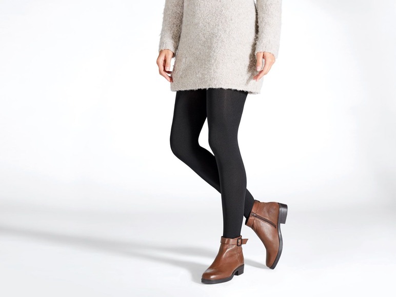 Schwarze Strumpfhosen und braune Stiefeletten.