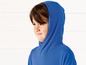 Ein Kind trägt ein blaues Hoodie.
