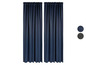 Zwei dunkelblaue Vorhänge für ein Fenster.