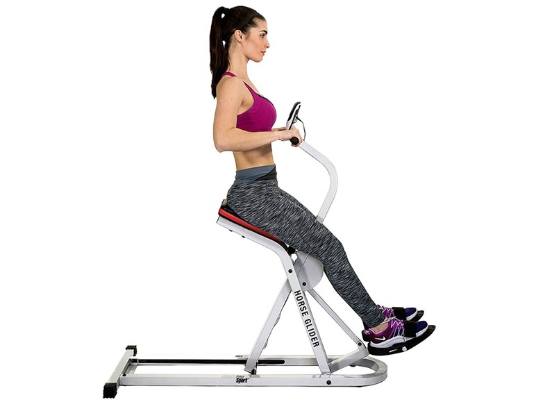 Eine Frau trainiert auf einem Horse Glider Fitnessgerät.
