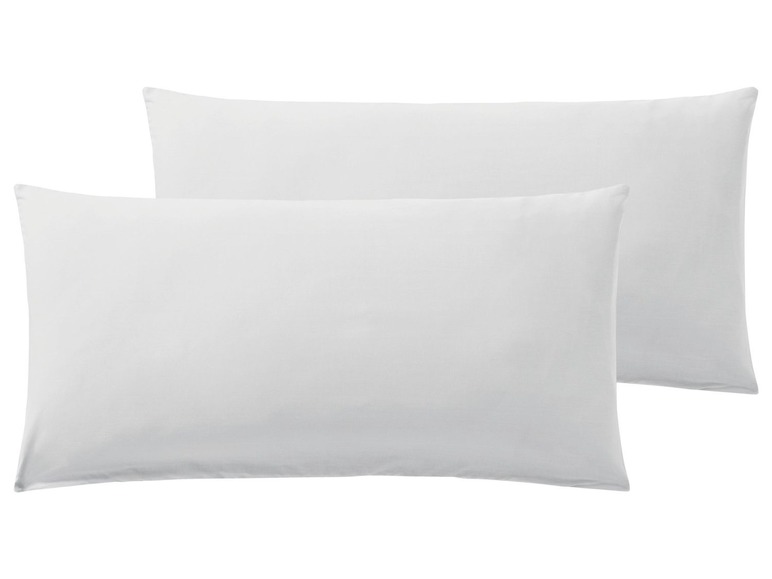 Zwei weiße Kissenbezüge.