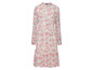 Langes, rosa Kleid mit Blumenmuster.