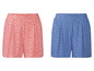 Zwei kurze Hosen mit Blumenmuster: eine rosa mit Blättern und eine blaue mit geometrischem Muster.