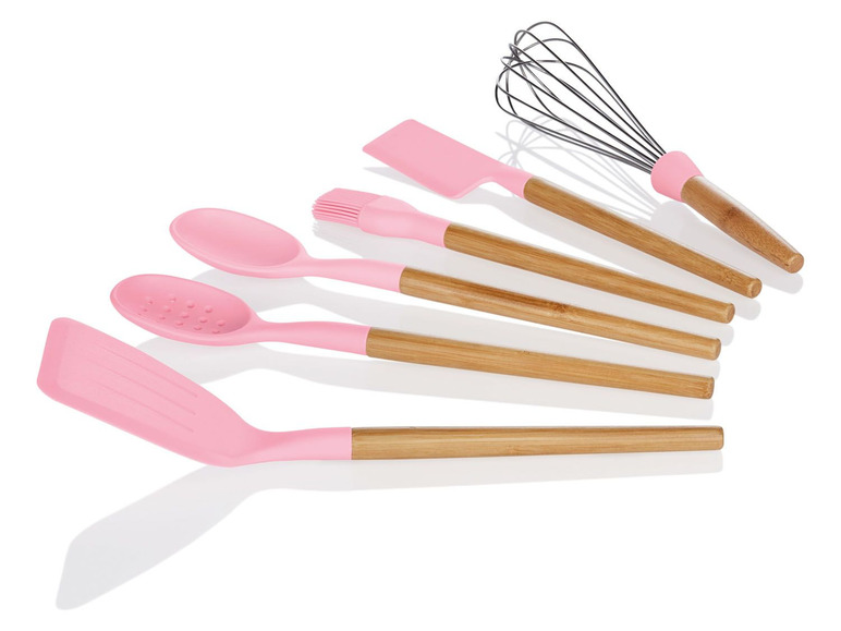 Rosa Küchenutensilien mit Holzgriffen, darunter ein Schneebesen, Spatel und Löffel.