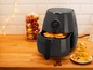 Eine Philips Airfryer mit Pommes, bereit für Weihnachten.
