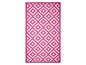 Ein rosa Outdoor-Teppich mit geometrischem Muster.
