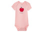 Ein rosa Baby-Body mit einem Apfel-Motiv und dem Text 'So Sweet'.