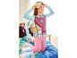 Mädchen in rosa Pyjama mit Paw Patrol-Druck auf einem Frozen-Bettbezug.