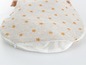 Ein Schlafsack mit Sternenmuster für Babys.