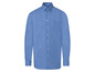 Ein hellblaues Hemd mit langen Ärmeln.