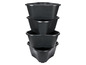 Vier schwarze Plastik-Blumentöpfe, die übereinander gestapelt sind.