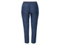 Dunkelblaue Jeans mit elastischem Bund.