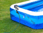 Ein aufblasbarer Pool mit einer Pumpe und einem Schlauch.