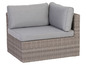 Ein grauer Wicker-Ecksofa mit Kissen.