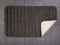 Dunkelgraue Badematte mit gerippter Textur