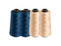 Zwei blaue und zwei beige Garnrollen.