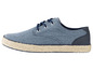 Blaue Canvas-Sneaker mit Espadrillesohle.