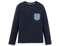 Dunkelblaues Langarmshirt mit blauer Brusttasche.