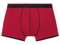 Rote Boxershorts mit schwarzem Bund.