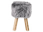 Grauer Fellhocker mit Holzbeinen.