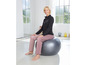 Frau sitzt auf einem großen, grauen Gymnastikball.
